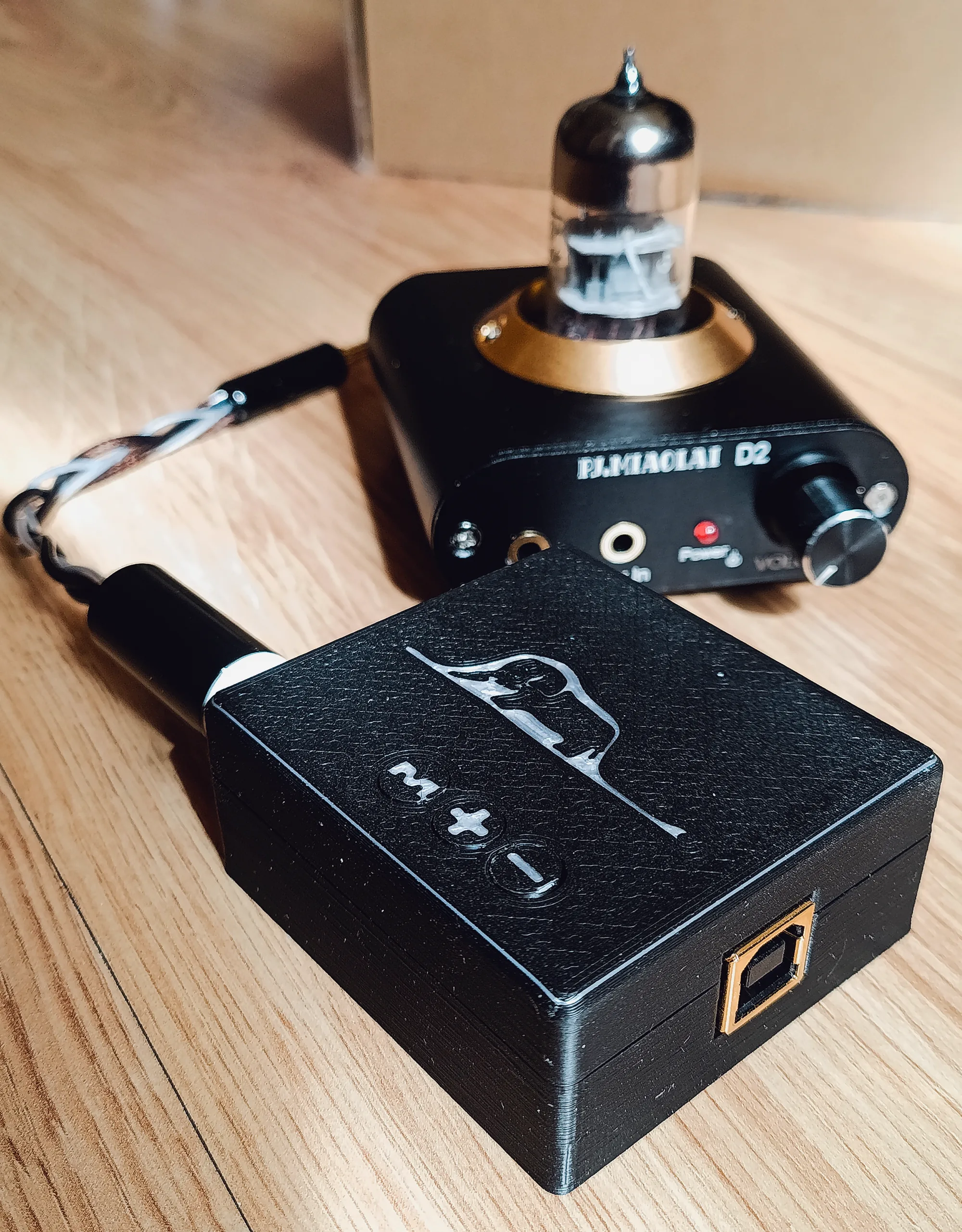 Ламповый усилитель D2 после мода рядом с USB-ЦАП «Слон» на столе